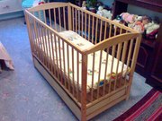 Продам детскую кроватку б/у с ортопедическим матрасом,  c полным комплектом постельных принадлежностей,  производство Австрия,  чистое нелакированное полированное дерево в идеальном состоянии. Цена - 950 грн.