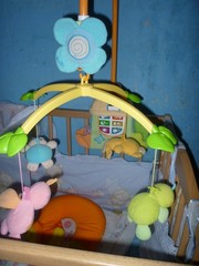продам мобиль Домик со зверятами