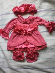 Набор для девочки (платьице,  пинетки и шапочка)