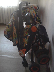 Детская коляска удобная в использовании, легкая , компактная